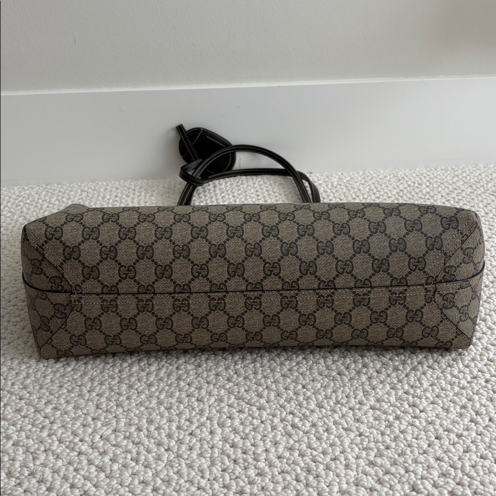 Gucci Beige and Black Signature Reversible Tote - Picture 6 of 15